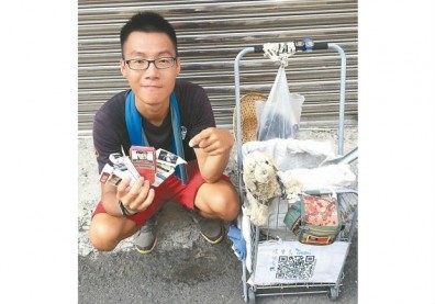 手拉菜籃車 27歲的成大畢業生徒步環島撿垃圾