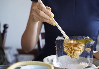 日本京都夏日最流行：熱呼呼烏龍麵，放進去透明冰塊碗裡這樣吃！