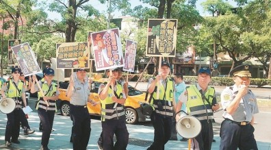 開車、騎車抓「寶」 警察抓你開罰！