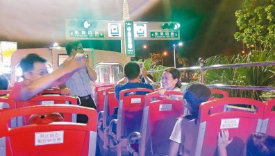 高雄雙層巴士太高…乘客一路被路樹「掃頭」驚叫