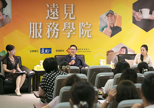 如何做到「雞婆以下，SOP以上的服務」？