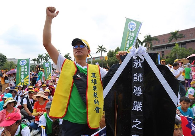 響應九三怒潮，遊行民眾向教育部遞墓碑！