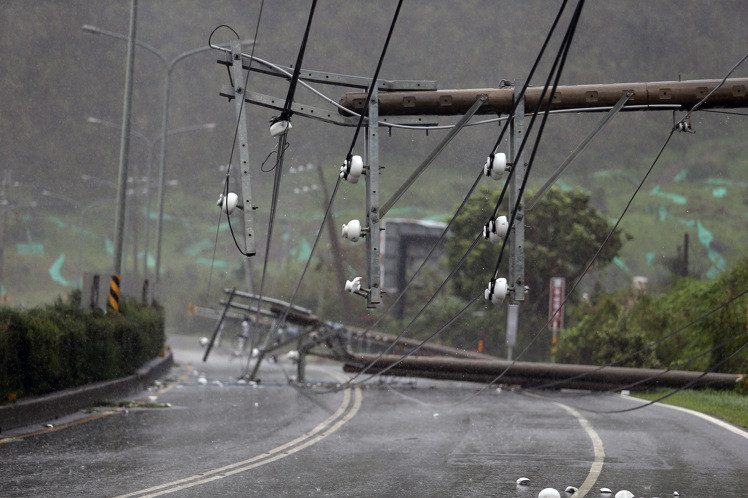 南台灣颱風災情慘 整排電桿斷裂