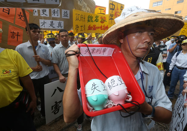 爭取工作權，台化千名員工包圍彰化縣政府