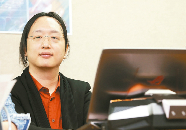 唐鳳遠距上班 創內閣首例