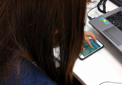 抓寶惹的禍　年輕女子「媽媽手」上身