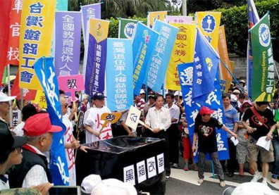 他們從鍵盤走了出來！軍公教素人搖身變名人