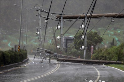 南台灣颱風災情慘 整排電桿斷裂
