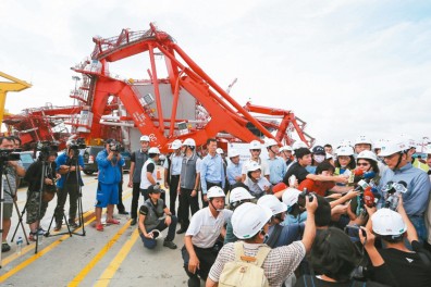 高雄港巨無霸貨輪撞碼頭損10億 航港局回報無災情