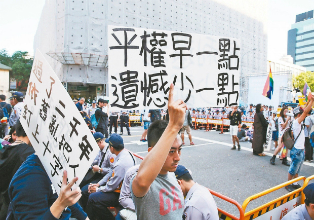 同婚護修法 反同婚萬人抗議怒闖立院
