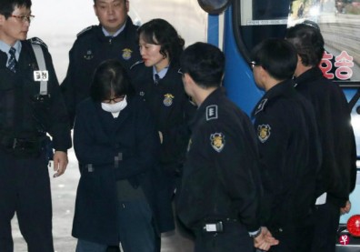 韓國檢方逮捕崔順實 考慮調查朴槿惠