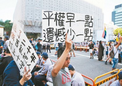 同婚護修法 反同婚萬人抗議怒闖立院