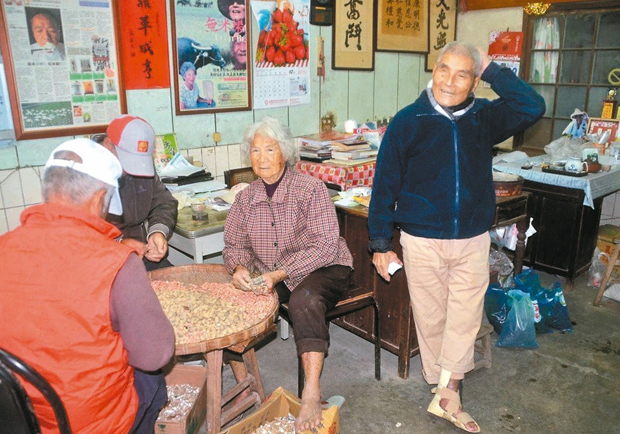 赤腳「國策顧問」崑濱伯：活化荒廢農地才對