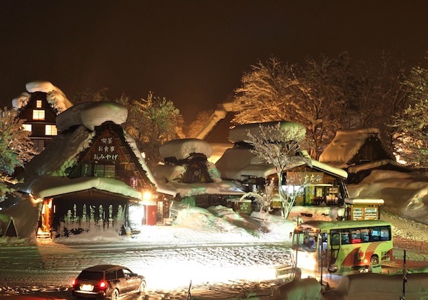 合掌村點燈之旅！我的心遺落在冬日的雪白薑餅屋裡...