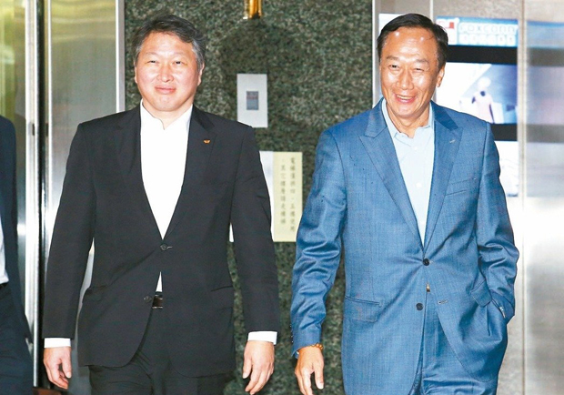 郭台銘、崔泰源…2個霸氣老闆 惺惺相惜