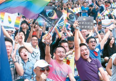 婚姻平權初審通過…挺同淚下 反同抗議