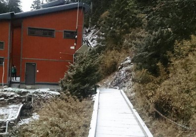 玉山清晨下雪了 16年來最晚初雪