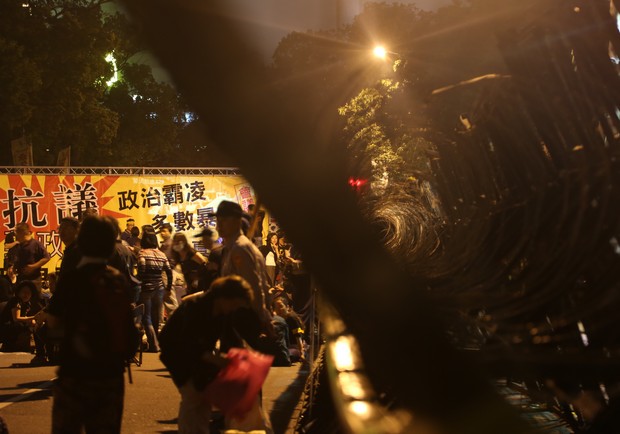 年金改革夜宿圍城！立法院鋸齒鐵拒馬宛如「戒嚴」