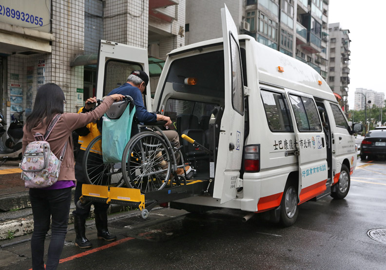 平價巴士接送減輕往返醫院車資負擔 林惠君 遠見雜誌