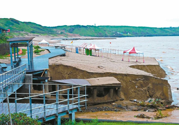 白沙灣沙灘流失 宛如「斷崖」