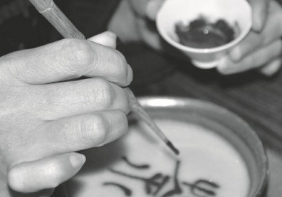 在茶上寫詩作畫