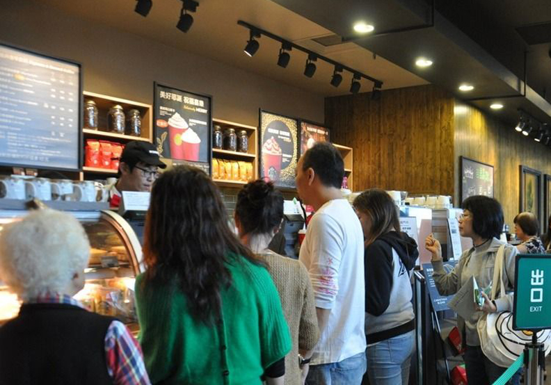 星巴克橫著排隊麥當勞卻豎著排？原來是這3個理由
