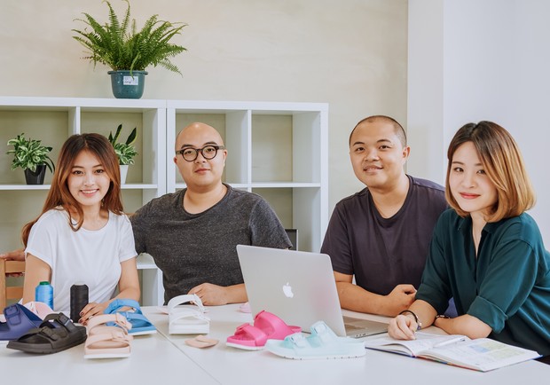 堅持要對地球盡一份心！他們把報廢鞋子變盆栽