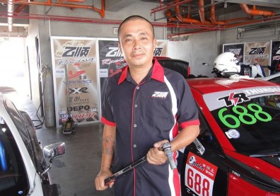 國中畢業不設限 他是賽車車隊首席技師