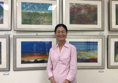 視障患者鄭梅合 用「聽力」畫出人生下半場