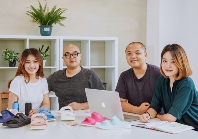 堅持要對地球盡一份心！他們把報廢鞋子變盆栽
