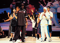 全球企業球場爭鋒