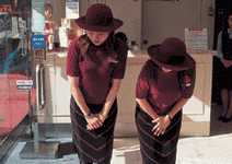 日本百貨賣場迎客術「人客麥走！」