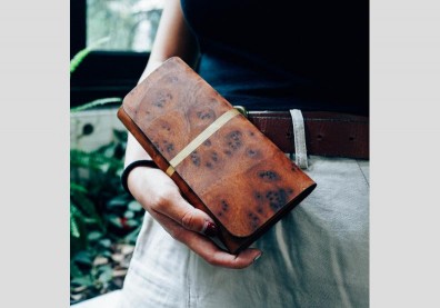 走遍國內外募資 手拿原木皮件 隨時間握出痕跡