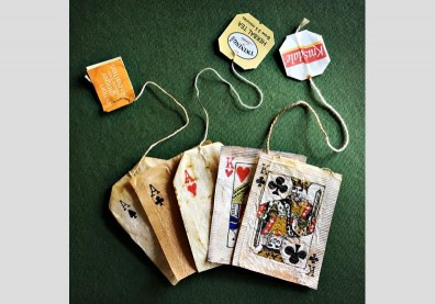 用過的舊茶包 是她的畫布 也是日記