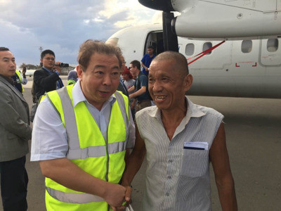 阿曼籍漁船輪機長沈瑞章(右)平安返台,沈妻感謝王小兵(左)的幫助。圖/沈瑞章家屬提供