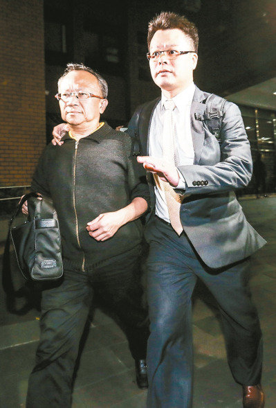 百順旅行社董事劉信平(左),100萬交保。