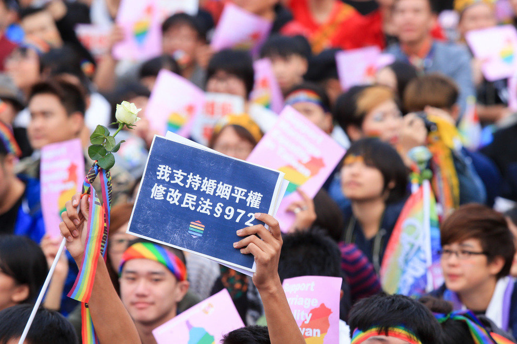 25萬人凱道捍衛婚姻平權 總統府：同志有結婚權利_img_11