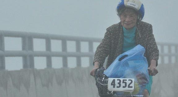 32年不中斷!90歲台裔阿嬤穿高跟鞋與裙子騎150英里_img_1