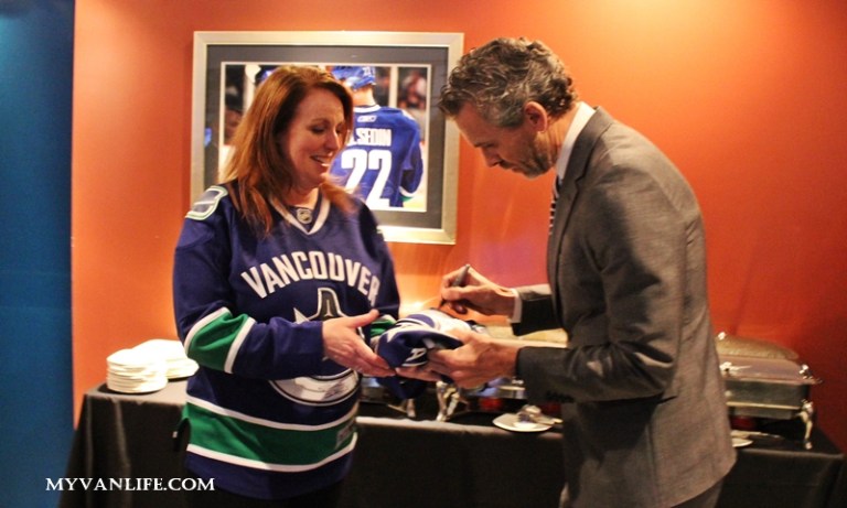 感受冰上的澎湃熱血!加拿大曲棍球賽事初體驗_img_17