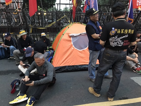 年金改革夜宿圍城！立法院鋸齒鐵拒馬宛如「戒嚴」_img_1