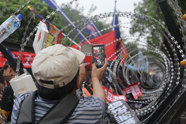 年金改革夜宿圍城！立法院鋸齒鐵拒馬宛如「戒嚴」_img_2