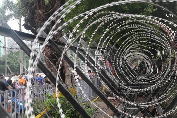 年金改革夜宿圍城！立法院鋸齒鐵拒馬宛如「戒嚴」_img_5