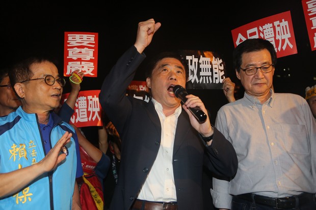 年金改革夜宿圍城！立法院鋸齒鐵拒馬宛如「戒嚴」_img_4