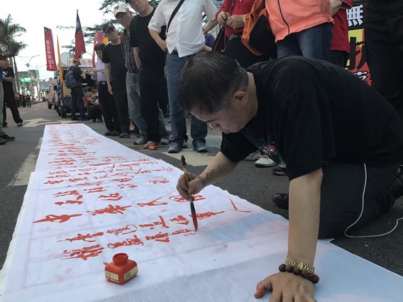 年金改革夜宿圍城！立法院鋸齒鐵拒馬宛如「戒嚴」_img_3