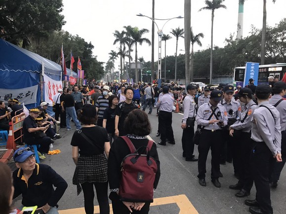 年金改革夜宿圍城！立法院鋸齒鐵拒馬宛如「戒嚴」_img_6