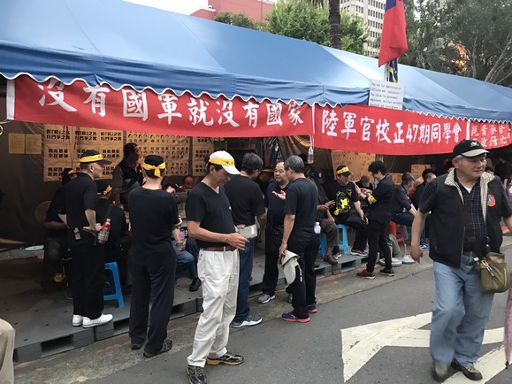 年金改革夜宿圍城！立法院鋸齒鐵拒馬宛如「戒嚴」_img_7