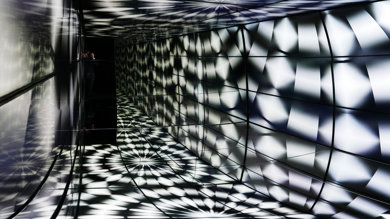 你確定這是一條筆直的隧道嗎？奧地利藝術家畫上幾條線就足以讓空間顛倒_img_7