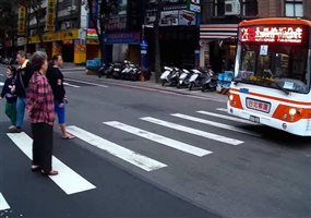 低頭族還不是最討厭？讓行人超抓狂的十大事項_img_1