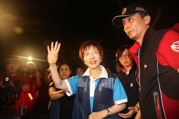 年金改革夜宿圍城！立法院鋸齒鐵拒馬宛如「戒嚴」_img_8