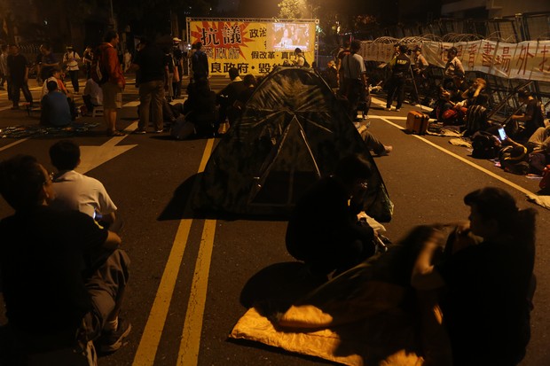 年金改革夜宿圍城！立法院鋸齒鐵拒馬宛如「戒嚴」_img_11